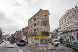 (NL) Bent u op zoek naar een praktisch en lichtrijk appartement op een uiterst centrale locatie? Dit éénslaapkamerappartement in de Wayezstraat, Anderlecht combineert een vlotte bereikbaarheid met een aangename woonindeling en een open uitzicht. Ideaal voor eigen bewoning of als interessante investering.<br /><br /><u>Indeling</u><br />Bij het betreden van het appartement komt u terecht in de leefruimte, die dankzij de grote raampartijen geniet van veel natuurlijk licht en een open, aangenaam gevoel. Aansluitend bevindt zich de functioneel ingerichte keuken, die logisch aansluit op de leefruimte en voldoende mogelijkheden biedt om efficiënt te koken.<br /><br />De slaapkamer is rustig gelegen en biedt ruimte voor een comfortabel bed en kasten. De badkamer vervolledigt het geheel op een praktische manier. Een absolute meerwaarde is het gezellige terras, waar u kunt genieten van een open uitzicht over de omgeving, een fijne plek om tot rust te komen na een drukke dag. Daarnaast beschikt het appartement over een private kelderberging, wat extra opslagruimte en dagelijks comfort biedt.<br />Het appartement is gelegen op de eerste verdieping van het gebouw.<br /><br /><u>Technische informatie</u><br />Het appartement wordt verwarmd op aardgas en is voorzien van houten profielen met dubbele beglazing. <br /><br /><u>Buurtinformatie</u><br />De ligging is zonder twijfel een grote troef. De Wayezstraat bevindt zich in het hart van Anderlecht, met winkels, supermarkten, horeca en openbaar vervoer op wandelafstand. Dankzij de uitstekende verbindingen bent u snel in het centrum van Brussel en andere stadsdelen. Dit is wonen op een levendige en goed ontsloten locatie, waar alles binnen handbereik ligt.<br /><br />Bent u op zoek naar een centraal gelegen appartement met potentieel? Contacteer Ilkay via 0495 12 99 54 of ilkay@consimmo.be voor meer informatie of een bezoek.<br /><br />(FR) Appartement agréable avec 1 chambre et terrasse, idéalement situé à Anderlecht<br /><br />Vous êtes à la recherche d’un appartement pratique et lumineux, situé dans un emplacement central ? Cet appartement une chambre, situé Rue Wayez à Anderlecht, combine une excellente accessibilité avec un agencement confortable et une vue dégagée. Il convient parfaitement tant pour une occupation personnelle que pour un investissement intéressant.<br /><br /><u>Agencement</u><br />En entrant dans l’appartement, vous découvrez l’espace de vie, qui bénéficie d’une belle luminosité naturelle grâce aux grandes fenêtres et offre une atmosphère ouverte et agréable. La cuisine, fonctionnelle et bien agencée, s’intègre harmonieusement à l’espace de vie et permet de cuisiner de manière efficace.<br />La chambre, située au calme, offre suffisamment d’espace pour un lit confortable et des armoires. La salle de bains complète l’ensemble de manière pratique. Un véritable atout de cet appartement est la terrasse conviviale, d’où vous pouvez profiter d’une vue dégagée sur les environs, un endroit idéal pour se détendre après une journée bien remplie. L’appartement dispose également d’une cave privative, offrant un espace de rangement supplémentaire et un confort au quotidien.<br /><br />L’appartement est situé au premier étage de l’immeuble.<br /><br /><u>Informations techniques</u><br />Le chauffage est assuré par une installation au gaz naturel. Les châssis sont en bois et équipés de double vitrage. <br /><br /><u>Situation</u><br />L’emplacement constitue sans aucun doute un atout majeur. La Rue Wayez se situe au cœur d’Anderlecht, avec de nombreux commerces, supermarchés, établissements horeca et transports en commun accessibles à pied. Grâce aux excellentes connexions, vous rejoignez rapidement le centre de Bruxelles et les autres quartiers de la ville. Il s’agit d’un environnement urbain dynamique et parfaitement desservi, où tout se trouve à proximité immédiate.<br /><br />Vous recherchez un appartement idéalement situé avec un beau potentiel ? N’hésitez pas à contacter Ilkay au 0495 12 99 54 ou par e-mail à ilkay@consimmo.be pour plus d’informations ou pour organiser une visite.