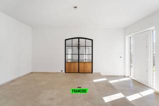 Volledig instapklare villa te Koop in Zwevegem!Deze prachtige villa in Zwevegem combineert tijdloze charme met moderne gemakken en biedt alles wat je...