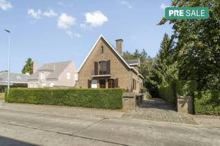 Ontdek deze eigendom tijdens de Pre-sale op dinsdag 08/09 van 17u30 tot 18u30, maak nu je afspraak! <br /><br />Deze te renoveren woning is gelegen op een mooi perceel van 1.008m² te koop in Waregem. Dit alleenstaand huis heeft 4 slaapkamers en mooie lichtinval in de leefruimtes, en geniet van een gunstige ligging nabij het centrum en station van Waregem.<br /><br />INDELING<br /><br />Gelijkvloers<br />inkomhal - apart toilet - vestiaire - leefruimte (massief parket en houthaard) - keuken - slaapkamer 1 - badkamer (ligbad, lavabo) - prachtige tuin<br /><br />Eerste verdiep<br />Slaapkamer 2 (lavabo) - slaapkamer 3 (lavabo) - zolderruimte (extra slaapkamer) <br /><br />De woning is volledig onderkelderd met garage en bijruimte. <br /><br />Naast de oprit ligt er een strook van 2 meter (mogelijkheid oprit te verbeden).<br /><br />ALGEMENE INFO<br /><br />- centrale verwarming op stookolie<br />- ruim perceel van ca. 1.008m²<br />- toegang tot garage via achterzijde<br />- nabij het station en op fietsafstand van centrum Waregem<br />- prachtige tuin<br /><br />Deze eigendom wordt aangeboden via Pre-sale. Op dinsdag 08/09 tussen 17u30 en 18u30 kan je de eigendom bezichtigen. Bij verdere interesse kan je een vast en onvoorwaardelijk bod uitbrengen tegen vrijdag 11/09 om 17u. De vermelde prijs is een richtprijs. Meer info omtrent deze koopmethode verneem je via https://www.dewaele.com/nl/advies/pre-sale-voordelen-voor-de-koper<br /><br />Contacteer ons voor een afspraak: 056 605 605<br /><br />De eigendom wordt aangeboden via de Pre-sale formule. Op 08/09/2026 tussen 17:30 en 18:30 kan u het huis op afspraak komen bezichtigen en een bod uitbrengen. De vermelde prijs is een instelprijs. Voor meer info, gelieve contact op te nemen met de dossierverantwoordelijke.<br /><br />Dit pand is onderworpen aan de renovatieverplichting van de Vlaamse overheid voor residentiële gebouwen (behoudens bij sloop binnen 5 jaar na de aankoop). Consulteer voor meer informatie de website van het Vlaams Energie- en Klimaatagentschap via https://www.vlaanderen.be/een-woning-kopen/renovatieverplichting-voor-residentiele-gebouwen<br /><br />Bestuursmaatregelen in het maatregelenregister: nee