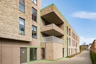 Deze triplex komt in aanmerking voor <strong>het verlaagde btw-tarief van 6% voor sloop en heropbouw</strong> (onder voorwaarden), zowel voor eigen bewoning als voor investeerders.<br /><br />Ontdek deze prachtige nieuwbouwtriplex in het rustige en groene <strong>Handbogenhof</strong> te <strong>Lier</strong>. Deze moderne en energiezuinige triplex combineert een hoogwaardige afwerking met een doordachte indeling over drie niveaus en biedt bovendien een unieke mogelijkheid tot <strong>praktijkwoning</strong> dankzij de aparte inkom en multifunctionele ruimtes op het gelijkvloers.<br /><br />Bij het betreden van het appartement komt u op het gelijkvloers in een ruime inkomhal die toegang geeft tot twee polyvalente ruimtes, ideaal als praktijk, bureau of extra slaapkamers. Verder vindt u hier een eerste badkamer, een aparte toiletruimte, een technische berging en extra opbergruimte. Dankzij deze indeling is het perfect mogelijk om wonen en werken te combineren met behoud van privacy.<br /><br />Op de eerste verdieping bevindt zich de lichtrijke leefruimte met open zicht en een aangename doorzonbeleving. De volledig uitgeruste keuken met kookeiland sluit naadloos aan op de eetruimte en zithoek en is voorzien van alle comfort, waaronder inductiekookplaat, combi-ovens, koelkast met diepvries, vaatwasser en dubbele spoelbak. Aansluitend is er een praktische berging. Vanuit de leefruimte heeft u toegang tot het ruime terras, ideaal om te ontspannen.<br /><br />De tweede verdieping omvat het nachtgedeelte met drie slaapkamers, waaronder een ruime master bedroom met aansluitende dressing. Daarnaast beschikt deze verdieping over een tweede badkamer met ligbad en dubbele lavabo, een apart toilet en een extra dressing of bergruimte in de nachthal.<br /><br />Verder beschikt dit appartement over twee terrassen, wat zorgt voor extra buitenruimte en wooncomfort.<br /><br />Een autostaanplaats kan mee aangekocht worden voor €35.000.<br /><br />Troeven:<br />+ Mogelijkheid tot praktijkwoning (aparte inkom + 2 praktijkruimtes)<br />+ Twee terrassen<br />+ Energiezuinig <br />+ Volledig uitgeruste keuken met kookeiland<br />+ Rustige ligging in Handbogenhof te Lier<br /><br />Interesse in deze triplex? Contacteer ons via 03 337 50 70 of info@vbvastgoed.be voor een afspraak ter plaatse of meer info.