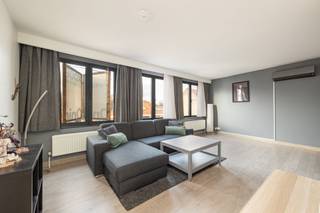 <p><strong>Dit instapklare appartement ligt op de tweede verdieping van een rustig appartementsgebouw, op wandelafstand van winkels, openbaar vervoer en een streepje groen. Je woont centraal, op wandelafstand van de Bist, met alle belangrijke invalswegen vlakbij. Ook aan parkeerplek is er geen gebrek.</strong></p><p><br /></p><p>Het appartement bestaat uit een mooie leefruimte met uitgeruste keuken – 2 slaapkamers – een moderne badkamer voorzien van inloopdouche, aansluitingen voor wasmachine en droogkast en dubbele wastafel.</p><p><br /></p><p><strong>Extra troeven:</strong></p><ul><li>Centraal gelegen op wandelafstand van alle winkels en voorzieningen</li><li>Geen gemeenschappelijke kosten, enkel blokpolis te betalen per jaar</li><li>Individuele meters</li><li>Airco met warmtepomp (zeer energiezuinig)</li><li>Elektriciteit is conform</li></ul>
