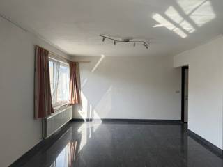 <p><span>Instapklaar en ruim appartement te huur in Aalst</span></p><p><span>Welkom in dit lichtrijk appartement van 103 m², gelegen in een rustige straat op korte afstand van het bruisende stadscentrum van Aalst. Deze woning combineert ruimte, comfort en een moderne uitstraling ideaal voor wie op zoek is naar een aangename thuisbasis.</span></p><p><span>De ruime leefruimte baadt in natuurlijk licht dankzij de grote raampartijen en vormt het hart van het appartement. De eigentijdse afwerking en stijlvolle vloer zorgen voor een warme en elegante sfeer.</span></p><p><span>De volledig uitgeruste keuken is voorzien van moderne toestellen en biedt voldoende opbergruimte, perfect voor wie houdt van koken. Met twee volwaardige slaapkamers is er ruimte genoeg voor een klein gezin, een koppel of een praktische home office.</span></p><p><span>De badkamer is uitgerust met een ligbad en een dubbel wastafelmeubel, wat zorgt voor extra comfort in de ochtendrush.</span></p><p><span>Er is een garage aanwezig aan het appartement. De ligging combineert rust met nabijheid van winkels, scholen en openbaar vervoer, waardoor dit appartement een uitstekende woonplek is.</span></p><p><span>Dit instapklare appartement is onmiddellijk beschikbaar en biedt alle troeven voor een zorgeloos en comfortabel leven in Aalst op fietsafstand van het ziekenhuis en het centrum.</span></p>