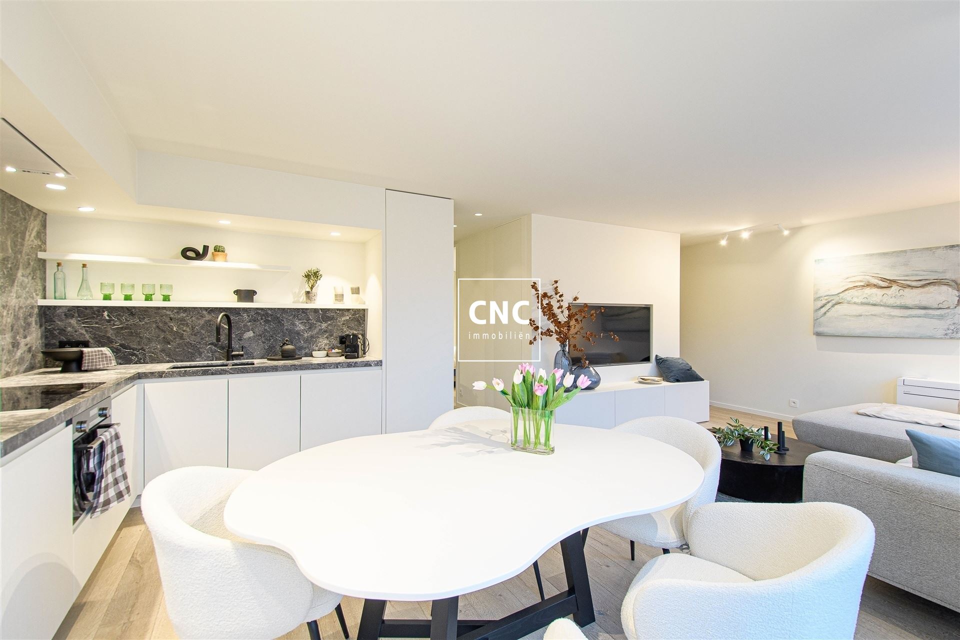 Renovated penthouse with large terraces near the seafront - photo 2