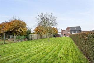 In het bruisend dorp Oostnieuwkerke treffen we deze majestueuze halfopen bebouwing, dit op vlotte verbinding richting Roeselare. Het perceel staat op maar liefst 828m² en kent een bewoonbare oppervlakte van 221m². De sterke bouw kent de volgende indeling: een inkomhal, een woonkamer met eet-en zithoek mét een gascassette, een open keuken ingericht met volwaardige toestellen en heel wat praktische kastruimte, een wasplaats/berging, een badkamer met dubbele lavabo en een douche en een apart toilet. Op het verdiep zijn er 4 slaapkamers dit met inmaakkasten, een badkamer met lavabo, bad en een hangtoilet, hierboven bereiken we de geïsoleerde zolder die mogelijk kan omgevormd worden tot de master bedroom. Praktische ruimtes: een garage met automatische sectionale poort + plaats voor de nutsvoorzieningen en een droge kelder. Voor de mensen met groene vingers, bij deze eigendom hebben we een diepe groene tuin die in de zomer een ware parel wordt! Een bezoek waard!