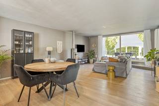 Cette propriété comprend un rez-de-chaussée commercial et une unité résidentielle séparée aux étages supérieurs, chacune avec sa propre entrée et...