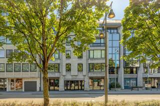 <h1><span>RUIM (125M2) EN KLASSEVOL GERENOVEERD APPARTEMENT MET 2 SLAAPKAMERS PAL IN HET CENTRUM VAN HASSELT</span></h1>
<p><span>Er zijn appartementen die u bekijkt, en er zijn appartementen die u meteen doen thuiskomen. Dit uitzonderlijk ruime appartement van maar liefst </span>125 m² (Bron: verslag EPC) gelegen op de derde verdieping aan het Leopoldplein 14, behoort zonder twijfel tot die laatste categorie. Met een unieke ligging recht tegenover de Koning Albertstraat en het iconische The Century<span> bevindt u zich letterlijk in het kloppende hart van Hasselt, waar gastronomie, shopping, cultuur en het bruisende stadsleven samenkomen.</span></p>
<p><span>Achter de gevel schuilt een geheel dat in </span>2023 volledig werd gestript en tot in het kleinste detail werd gerenoveerd<span>, met een compromisloze keuze voor kwaliteit en comfort. Elk detail werd zorgvuldig uitgewerkt, waardoor u vandaag kunt genieten van een instapklaar appartement dat voldoet aan de verwachtingen van de meest veeleisende koper. <br /><br />Het EPC B staat garant voor een energiezuinig geheel. In 2026 werd er een nieuwe HR gasketel geplaatst. In het EPC werd hiermee nog geen rekening gehouden.</span></p>
<p><span>De royale leefruimte wordt overspoeld door natuurlijk daglicht en sluit naadloos aan op een stijlvolle, volledig uitgeruste keuken met kwalitatieve </span>AEG-toestellen<span>, waaronder een inductiekookplaat, oven met pyrolysefunctie, koelkast, diepvries en alle hedendaagse comfort die u mag verwachten. </span></p>
<p><span>Met twee volwaardige slaapkamers en een smaakvol afgewerkte badkamer biedt dit appartement alle ruimte om comfortabel te wonen. Doorheen de volledige woning werden op maat gemaakte inbouwkasten geïntegreerd, waardoor functionaliteit en design perfect in balans zijn en elke vierkante meter optimaal wordt benut.</span></p>
<p><span>Een absolute meerwaarde vormen de twee terrassen, elk met hun eigen karakter. Het terras aan de voorzijde laat u genieten van het levendige stadsbeeld en het uitzicht over het Leopoldplein, terwijl het terras aan de achterzijde een verrassend rustige plek creëert waar u zich volledig kunt terugtrekken.</span></p>
<p><span>Ook praktisch scoort deze eigendom bijzonder sterk. Videofonie zorgt voor extra comfort, terwijl een private kelderberging bijkomende opbergruimte biedt. Hoewel het appartement niet over een eigen parkeerplaats beschikt, zijn er in de ondergrondse parking van het gebouw verschillende parkeerplaatsen beschikbaar voor huur.</span></p>
<p><span>Dit is niet zomaar een appartement, maar een zeldzame opportuniteit voor wie op zoek is naar een mooi afgewerkt appartement op een van de meest gegeerde locaties van Hasselt.</span></p>
<p><span>Graag een bezoek ter plaatse? Contacteer ons op info@momentumvastgoed.be of bel ons op 011 96 51 76</span></p>