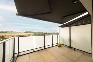 In een recente, kleinschalige residentie bevindt zich dit instapklare en energiezuinige appartement met een prachtig uitzicht over de Vlaamse Ardennen, Kortrijk en Roeselare. Dankzij de grote raampartijen geniet u van veel natuurlijk licht en een open, ruimtelijk gevoel.<br /><br />De inkomhal met gastentoilet en praktische berging leidt naar de lichtrijke leefruimte met een volledig uitgeruste open keuken, afgewerkt met een duurzaam composiet werkblad. Aansluitend vindt u het terras, waar u in alle rust kunt genieten van het unieke uitzicht en de privacy.<br /><br />De badkamer is voorzien van een inloopdouche en lavabo. Daarnaast zorgen vloerverwarming, airconditioning en ventilatiesysteem D het hele jaar door voor een aangenaam wooncomfort. Met een gunstig E-peil van E33 combineert dit appartement comfort met een laag energieverbruik.<br /><br />Ook de ligging is een grote troef. Winkels, een bakker, supermarkt, school, apotheek en sportfaciliteiten bevinden zich op wandelafstand, waardoor u geniet van een rustige woonomgeving zonder in te boeten aan bereikbaarheid.<br /><br />Een ondergrondse parkeerplaats en een private berging zijn bovendien inbegrepen in de prijs.<br /><br />Troeven<br /><br />Panoramisch uitzicht<br />Energiezuinig (E33)<br />Recente kleinschalige residentie<br />Vloerverwarming, airconditioning en ventilatiesysteem D<br />Ondergrondse parkeerplaats en private berging inbegrepen<br />Rustige ligging nabij alle voorzieningen<br /><br />Interesse? Contacteer Maxime Vanneste via 0498 44 78 00 of info@maximevanneste.be voor meer informatie of een bezoek ter plaatse.