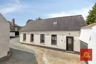 WELKOM IN AFFLIGEM: EEN UNIEKE HOEVE MET MODERNE ARCHITECTUURDeze volledig vernieuwde hoeve combineert op een stijlvolle manier de charme en authenticiteit van een karaktervolle woning met het comfort en de architecturale uitstraling van een moderne nieuwbouw. Dankzij de doordachte indeling, royale leefruimtes en prachtige lichtinval is dit een bijzonder aangename en veelzijdige gezinswoning.Bij het binnenkomen verwelkomt de inkomhal u met een apart gastentoilet. Vervolgens komt u in de volledig ingerichte keuken, afgewerkt met kwaliteitsvolle materialen en voorzien van alle nodige comfort. Aansluitend bevindt zich de ruime woonkamer in de moderne achterbouw. De indrukwekkende raampartijen zorgen hier voor een overvloed aan natuurlijk licht en bieden een prachtig zicht op de tuin.Op het gelijkvloers bevinden zich daarnaast een eerste slaapkamer, een badkamer, een praktische wasplaats en een extra berging.De eerste verdieping beschikt over een ruime en veelzijdige nachthal. Deze ruimte kan perfect ingericht worden als bureau, hobbyruimte of extra opbergruimte. Verder bevinden zich hier nog twee volwaardige slaapkamers en een tweede badkamer.Een absolute troef van deze woning is de uitzonderlijk ruime opslagruimte van maar liefst circa 100 m². Deze ruimte biedt tal van mogelijkheden en kan onder meer dienstdoen als garage, werkplaats, hobbyruimte of extra opslagruimte.Ook parkeergelegenheid is hier ruimschoots aanwezig. Dankzij de twee afzonderlijke opritten kunnen er samen maar liefst vijf wagens worden geparkeerd.De woning verkeert in uitstekende staat en is volledig instapklaar. Ze is voorzien van dubbele beglazing en wordt verwarmd via een condenserende aardgasketel. Ook buiten geniet u van een bijzonder aangename omgeving. De fraai aangelegde tuin is zuidwestelijk georiënteerd, waardoor u zowel in de tuin als in de woonkamer volop kunt genieten van natuurlijk zonlicht.Een unieke woning voor wie op zoek is naar ruimte, comfort en karakter, gecombineerd met een moderne architecturale uitstraling.
