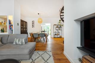 Deze verrassend ruime woning combineert een aangename indeling met veel natuurlijke lichtinval en verschillende volwaardige woonlagen. Met vier slaapkamers, twee badkamers, een op maat gemaakte keuken en een gezellige stadstuin biedt ze bijzonder veel praktisch wooncomfort.<br /><br />De Bilderdijkstraat geniet van een <strong>strategische en centrale ligging in Ekeren</strong>, met winkels, scholen, openbaar vervoer en dagelijkse voorzieningen vlot binnen bereik. Ook belangrijke verbindingswegen zorgen voor een snelle aansluiting richting Antwerpen en omliggende gemeenten. Zo vormt deze locatie een praktische uitvalsbasis voor wie graag centraal woont en vlot onderweg wil zijn.<br /><br /><strong>Indeling</strong><br />Men betreedt de woning via de inkomhal met ingemaakte vestiairekast. Verder komt men in de eetruimte, met aan de voorzijde de gezellige woonkamer en achteraan de op maat gemaakte, volledig geïnstalleerde keuken, welke toegang biedt tot de gezellige en zonnige stadstuin. In de tuin bevindt zich nog een praktische bergruimte.<br />Op het gelijkvloers bevinden zich verder een afzonderlijk toilet en een praktische doucheruimte met aansluiting voor wasmachine.<br /><br /><strong>Eerste verdieping:</strong> Via de draaitrap bereikt men de eerste verdieping. Hier geeft de nachthal toegang tot drie slaapkamers en een tweede badkamer met ligbad, dubbele lavabo en toilet.<br /><br /><strong>Op de zolderverdieping</strong> bevindt zich nog een ruime vierde slaapkamer. Deze polyvalente kamer kan ook geschikt zijn als bureau-, hobby- of logeerkamer.<br /><br />Tot slot beschikt de woning over een kelder, wat voor bijkomende praktische bergruimte zorgt.<br /><br /><strong>Bijzonderheden</strong><br />Met vier slaapkamers, twee badkamers, een ruime leefruimte, op maat gemaakte keuken, stadstuin, berging en kelder biedt deze woning vooral veel ruimte en flexibiliteit op een <strong>centrale en goed bereikbare locatie</strong>.