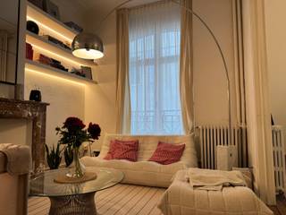 <strong>Charmant en authentiek gerenoveerd 2 slaapkamer appartement ca. 110m² met terras ca. 7m² in een karaktervol gebouw. Gelegen in het centrum van Antwerpen nabij winkels, openbaar vervoer, scholen, trendy restaurants</strong><br /><br /><span>Betreed dit prachtige appartement via de inkomhal, compleet met berging en gastentoilet.<br /></span><span>Vanuit de hal betreedt u de ruime LEEFRUIMTE met origineel visgraatparket. Separate ingerichte KEUKEN uitgerust met alle benodigde apparatuur, kookplaat, oven, microgolfoven, vaatwasser en ijskast met vriezer en met toegang tot het buitenterras. <br /><br />Twee ruime slaapkamers van beiden ca. 15m². Ingerichte badkamer voorzien van dubbele wastafel en inloopdouche. <br /><br />Privatieve kelderberging en zolderruimte.</span><span><br /></span><br /><span><strong>Bijzonderheden:</strong></span><br /><span>* Recent gerenoveerd dd. 2026<br />* Privatief terras<br />* Fietsenstalling aanwezig in het gebouw<br />* Gelegen in het centrum van Antwerpen nabij winkels, openbaar vervoer, scholen, trendy restaurants</span>