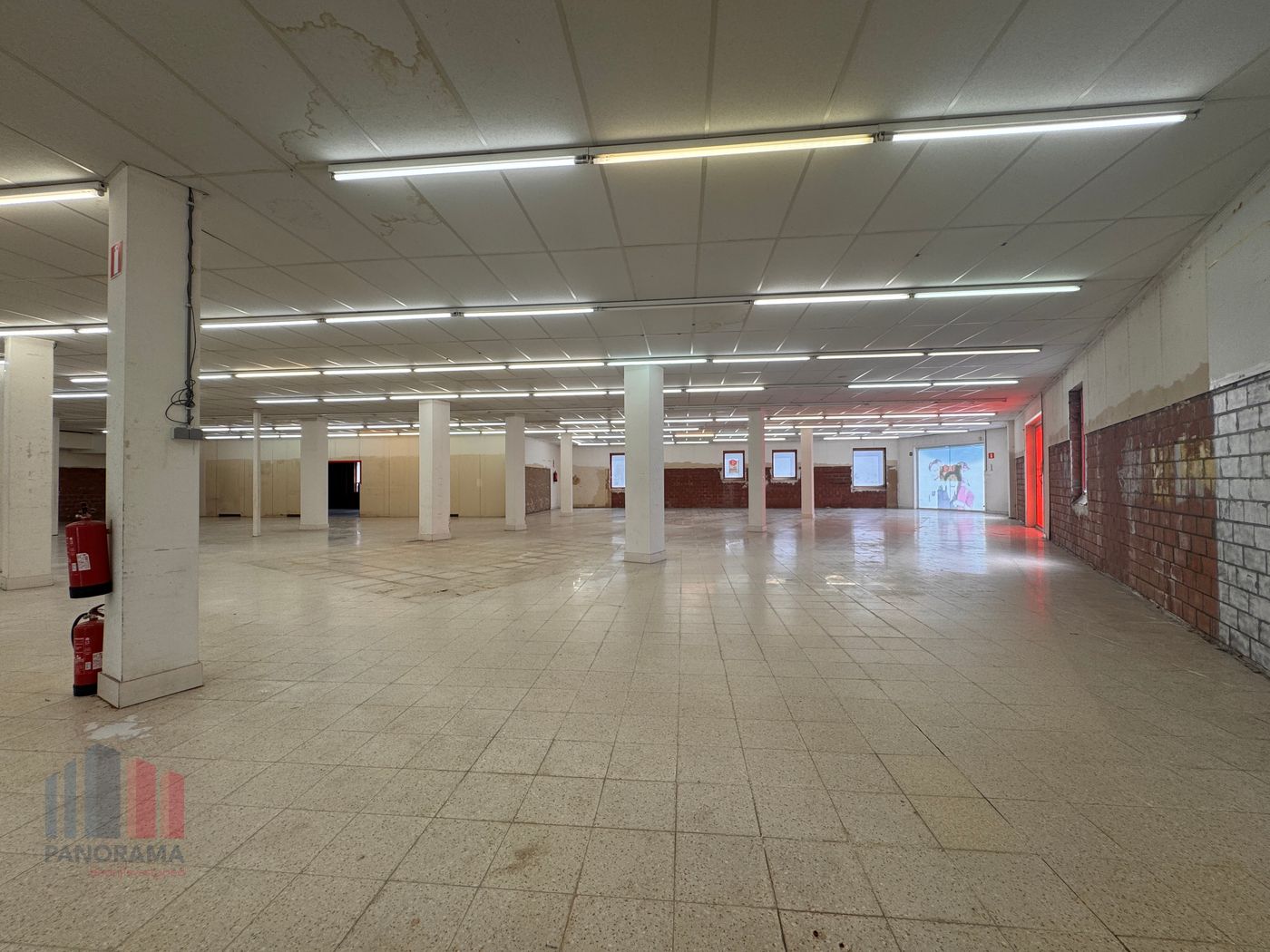 Centraal gelegen handelspand van +/- 865 m² te huur in Torhout - foto 4