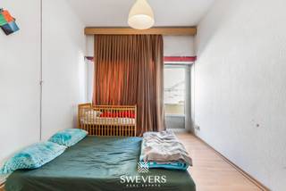 Interesse? Meer informatie op www.SWEVERS.be. - Dit karaktervolle appartement op de eerste verdieping in de Minderbroedersstraat 48 in hartje Hasselt biedt 62 m² bewoonbare oppervlakte, met een ruime leefruimte van 24,82 m², een aparte keuken en 2 slaapkamers. Gebouwd in 1937, maar voorzien van nieuwe pvc-ramen met hoogrendementsglas (2025). Het appartement is op te frissen en biedt veel potentieel voor persoonlijke inrichting of waardeverhogende renovatie.<br /><br />De topligging in het centrum van Hasselt betekent dat winkels, restaurants en openbaar vervoer op wandelafstand liggen. Het gebouw beschikt over een lift. Momenteel is het appartement verhuurd aan 625 euro/maand zonder gemeenschappelijke kosten. Kortom is dit een uitstekende investering of een ideale eerste eigen stek aan een zeer aantrekkelijke aankoopprijs. <br /><br />Plan snel een bezichtiging en laat je betoveren door de talloze mogelijkheden van deze woning! Wij helpen je maar al te graag verder tijdens een persoonlijke rondleiding. tel. 011 255 155. Bron bewoonbare oppervlakte: EPC – verslag.