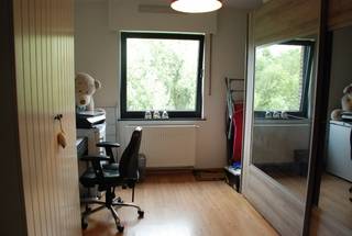 Volledig instapklaar appartement op de 2eV bestaande uit: -1: een ondergrondse privatieve garagebox; 2eV: een inkomhall, woonkamer, ingerichte keuken, berging met aansluiting wasmachine, een apart toilet, een ingerichte badkamer en 2 slaapkamers. Het appartement beschikt over een ZUID-gericht terras en een LIFT. Centraal gelegen en makkelijk bereikbaar op slechts 3 min. van de oprit A12 Antwerpen-Brussel. Zéér rustige en aangename woonomgeving in een kleine en gezellige woonwijk! Het appartement is zeer kindvriendelijk gelegen op wandelafstand van een speeltuin. 3 maanden huurwaarborg. Gemeenschappelijke kosten: €40,00/maand. Beschikbaar vanaf 1/12/2026.