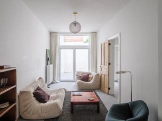 <strong>Instapklare, lichtrijke woning met 3 slaapkamers en buitenruimte in Centrum Gent.</strong><br /><br />Deze woning beschikt over drie slaapkamers en een aangename zuidwest gerichte buitenruimte van 26 m². Ze is gelegen in een residentiële wijk in het centrum van Gent, in de nabijheid van winkels, scholen en alle nodige voorzieningen.<br /><br />Achter de charmante, verzorgde voorgevel bevindt zich een lichtrijk geheel, dankzij de grote raampartijen en de hoge plafonds, zowel op het gelijkvloers als op de eerste verdieping.<br /><br />We betreden de woning via de inkomhal met dubbele deuren, die leidt naar de traphal met gastentoilet en verder naar de open leefruimte met eetplaats en zithoek. Aansluitend bevindt zich de open keuken, met een praktische en heldere indeling die naadloos doorloopt naar de achterliggende buitenruimte.<br /><br />Op de eerste verdieping bevinden zich twee volwaardige slaapkamers en een centrale badkamer met inloopdouche, wastafel en toilet. Verder kan je nog een wasplaats vinden op de gang. <br /><br />De tweede verdieping biedt een polyvalente ruimte die kan dienen als derde slaapkamer, bureau of hobbyruimte.<br /><br />Het instapklare comfort, dankzij een renovatie in 2017, resulteert in een verzorgd en coherent geheel met een gunstig EPC B-label.<br /><br /><strong>Een ideale woning voor wie op zoek is naar ruimte, licht en buitenruimte, gecombineerd met een centrale ligging en toekomstpotentieel binnen een opwaarderende buurt.</strong><br />