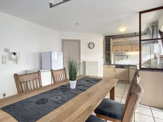 Appartement meublé de 2 chambres au 6ème étage situé près de la place Léopold I et du parc municipal d'Ostende. Disposition :- Hall d'entrée 8m²- Toilette 1m²- Salon de 30 m²- Cuisine ouverte avec cuisinière électrique, four, réfrigérateur, congélateur, lave-vaisselle et double évier 15m²- Terrasse avec vue dégagée de 4m²- Chambre de 12 m² avec vue sur la mer avec salle de douche de 2 m²- Chambre 10m²- Local de rangement avec raccordement pour machine à laver 2m² - Salle de bain avec baignoire et double vasque 4m²L'appartement dispose également d'un débarras privé au sous-sol.Avantages :- emplacement central- une terrasse ensoleillée- meublé- chauffage au gaz- rangement privé au sous-solCharges communes : forfait de 85,00 €/mois.Dépôt d'eau : 35€/moisGratuit depuis le : 01/06/2026Êtes-vous intéressé par cette propriété à louer à Ostende ? Rendez-vous sur le site www.dewaele.com, cliquez sur le bien que vous souhaitez louer. À l'aide du bouton rouge « demandez votre visite », nous vous demandons de remplir brièvement un profil. Ensuite, nous vous contacterons pour une visite. Aucun rendez-vous ne peut être pris par téléphone.