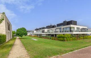 <p>Instapklaar, energiezuinig appartement voorzien van 3 slaapkamers, garage en meer.<br />Gelegen op de eerste en tweede verdieping, vlot bereikbaar met zowel trap als lift.</p>
<p>In een rustige omgeving nabij invalswegen, winkelmogelijkheden is deze verzorgde residentie terug te vinden.</p>
<p>Het appartement werd met oog voor detail ingericht en afgewerkt met hoogwaardige materialen (parketvloer-Miele-screens-vloerverwarming- ...) en kent een praktische indeling dankzij drie slaapkamers, bergruimte en meer.</p>
<p>De centrale hall staat in verbinding met de leefruimte voorzien van open keuken met Miele installaties. Het eerste terras (16m²) ligt in het verlengde van de leefruimte met een ideale oriëntatie, screens en grote zonnetent. <br /><br />Op dit eerste niveau zijn ook 2 slaapkamers (met elektr rolluiken), een douchekamer, apart toilet en technische bergruimte terug te vinden.<br /><br />De verdieping omvat de grote master-bedroom met eigen badkamer voorzien van ligbad, wasmeubel en tweede toilet. De slaapkamer geniet een riant de terras (14m²).<br /><br />Eén inpandige garage en een kelder zijn inbegrepen in de verkoopprijs.</p>
<p>Een tweede garage kan, indien gewenst tegen meerprijs (25.000 euro) aangeboden worden.<br /><br />EPC A<br />Elektrische keuring conform.</p>