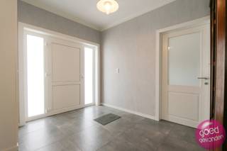 MAISON DE PLEIN-PIED 3 FAÇADES + ATELIER dans un emplacement très calme, avec 2 chambres, un grand carport et un joli jardin avec une...