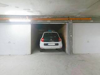 Box de garage situé au centre à louer au Duinenweg 296 à Middelkerke. Idéalement situé à proximité de la place du marché et de la place Mouchotte, et à distance de marche du centre et du Zeedijk. <br /><br />Dimensions : <br />- hauteur 2,00 m<br />- largeur d'entrée 2,36 m<br />- profondeur 5,62 m<br /><br />Avantages :<br />- box de garage situé au centre<br />- près du front de mer et du centre<br />- box de garage fermé spacieux<br /><br />Êtes-vous intéressé par la location de ce box de garage ? <br />Réservez votre visite dès aujourd'hui !