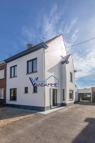 Instapklare, halfopen woning met 5 slaapkamers, 2 badkamers, bureau, tuin, volledig ingerichte keuken, ruime wasplaats... (vloerverwarming, energielabel B, zonnepanelen....).<br />De foto's werden via AI bewerkt maar enkel voor de inrichting, de ruimtes en vaste elementen werden waarheidsgetrouw weergegeven.