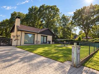 <p><span>Laagbouwwoning op een mooi perceel van 1.268 m² rustig gelegen met tal van mogelijkheden</span><span><br /><br />Op zoek naar een ruime woning met een grote tuin, voldoende parkeergelegenheid én extra ruimte voor een zelfstandige activiteit of hobby? Dan is deze goed onderhouden laagbouwwoning uit 1976 zeker het ontdekken waard.<br /><br />De woning is gelegen op een ruim perceel van 1.268 m² en beschikt over een bewoonbare oppervlakte van circa 165 m². Dankzij de ligging in een doodlopende straat geniet u hier van een rustige woonomgeving, terwijl winkels, scholen, openbaar vervoer en natuur in de nabije omgeving te vinden zijn.<br /><br />Bij het binnenkomen beschikt de woning over een gezellige en ruime leefruimte, die een aangename plek vormt om te ontspannen en samen te genieten. Vanuit de leefruimte is er rechtstreeks toegang tot de geïnstalleerde keuken, die praktisch aansluit op de leefruimtes. <br /><br />Een bijkomende troef is de ruime veranda, waar u in alle rust kunt genieten van het zicht op de mooie, groene tuin. Dankzij de aangename lichtinval vormt deze ruimte een heerlijke plek om te genieten van de tuin en de buitenomgeving, zowel in de zomer als tijdens de tussenseizoenen.<br /><br />Er zijn twee ruime slaapkamers. Een van deze kamers wordt vandaag gebruikt als bergruimte/wasruimte, maar kan eenvoudig opnieuw ingericht worden als tweede slaapkamer, bureau, hobbyruimte of polyvalente kamer.<br /><br />De badkamer is uitgerust met zowel een bad als een douche, evenals een toilet.<br /><br />Een belangrijke troef is de riante garage, die momenteel ingericht is als werkruimte. Deze ruimte biedt heel wat mogelijkheden en is bijzonder interessant voor een zelfstandige die nood heeft aan extra werk-, opslag- of stockageruimte. Ook voor hobbyisten of wie graag extra bergruimte ter beschikking heeft, is dit een sterke meerwaarde.<br /><br />Daarnaast beschikt de woning over een ruime oprit, waardoor er voldoende plaats is voor meerdere voertuigen.<br />De tuin en het terras zijn zuidoostelijk georiënteerd, waardoor u optimaal kunt genieten van de buitenruimte en van de ochtend- en middagzon. Het grote perceel biedt bovendien heel wat mogelijkheden voor wie houdt van tuinieren, ontspanning of extra buitenruimte.</span><span><br /><br />Vergunde plannen en bijgebouwen</span><span><br /><br />Achteraan links op het perceel bevindt zich een bijgebouw van circa 3,30 m x 6,60 m, gelegen op ongeveer 3 meter van de linker perceelsgrens en circa 5 à 6 meter van de achterste perceelsgrens, waarvoor volgens de beschikbare informatie een vergunning werd verleend. Voor de overige bestaande bijgebouwen dient de vergunde toestand verder te worden nagegaan.<br /><br />Deze ruime woning biedt een combinatie van ruimte, rust, een groot perceel, een zuidoostgerichte tuin, een ruime oprit en een riante garage/werkruimte. Dankzij de indeling en de beschikbare ruimte zijn er bovendien verschillende mogelijkheden om de woning verder aan te passen aan uw persoonlijke woon- of werksituatie.<br /><br />Interesse? Ontdek tijdens een bezoek zelf de ruimte, mogelijkheden en rustige ligging van deze woning.</span></p>