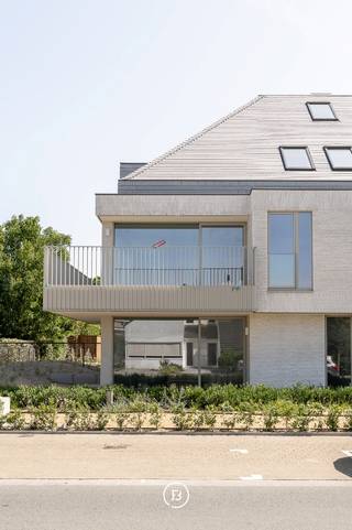 Dit gelijkvloers afgewerkt appartement maakt deel uit van het nieuwbouwproject AQUILO, gelegen in het prestigieuze Sint-Idesbald. Een residentie die uitblinkt in verfijning, comfort en energie-efficiëntie, op een unieke locatie aan de Belgische kust.<br /><br />Het duurzame karakter van het project wordt gegarandeerd door individuele zonnepanelen per appartement, doorgedreven isolatie, een warmtepomp en balansventilatie type D. De royale oppervlaktes en hoogwaardige afwerking onderlijnen het exclusieve cachet van deze residentie.<br /><br />Het appartement bevindt zich op het gelijkvloers en werd op plan ingedeeld als volgt: inkomhal met gastentoilet en berging, lichtrijke leefruimte met open keuken, twee slaapkamers, een badkamer en een zuidwestgericht terras met aanpalende tuin.<br /><br />Verplichte aankoop van parkeergelegenheid en kelderberging, niet inbegrepen in de prijs.<br /><br />Oppervlakte appartement: 94,13 m²<br />Oppervlakte terras: 37,79 m²<br />Oppervlakte tuin: 120,70 m²<br /><br />Voor meer informatie of een bezoek aan het modelappartement kunt u ons steeds contacteren via 050 66 00 00 of via louna@found-baker.com
