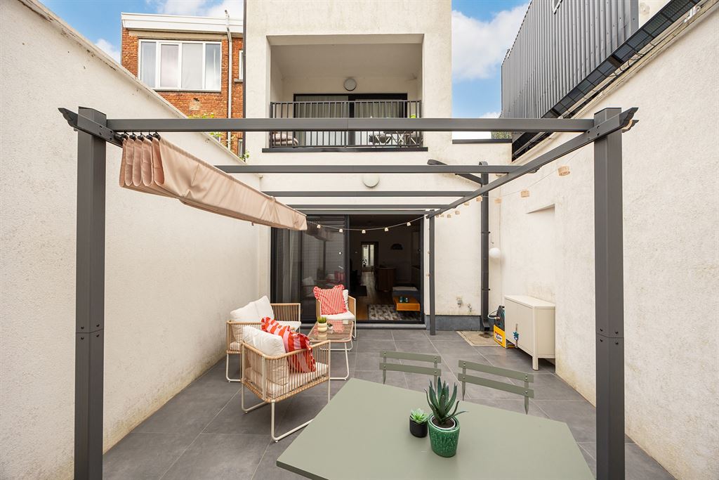 Gerenoveerd gelijkvloers appartement met terras - foto 5
