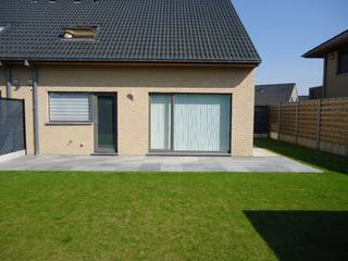 Deze prachtig afgewerkte halfopen bebouwing bestaat uit:<br />°Gelijkvloers: Inkomhal met apart toilet - ruime lichtrijke living - open ingerichte keuken - garage - zongerichte tuin met terras<br />°Verdiep: badkamer met bad, douche en wastafel - apart toilet - 3 slaapkamers - zolder<br /><br />Verwarming op gas - condensatieketel<br /><br />Uitermate rustige ligging!<br /><br />Vrij in overleg