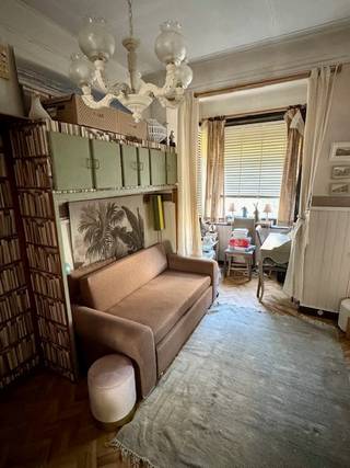 Gezellige studio op slechts 180 meter van de zeedijk. <br /><br />De leefruimte combineert wonen en slapen op een praktische manier, met een ingerichte keuken voorzien van toestellen. Badkamer met douchekuip, toilet en lavabo. <br /><br />EPC: 401kWh/(m².jaar) - Label E<br /><br />Meer info en documenten op www.immodepanne.be