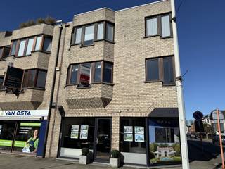 INDELINGInkomhal ca. 7 m² - beige natuursteenGastentoilet ca. 1 m² - marmeren tegelvloer - wandtegelsLiving ca. 37 m² - parketKeuken ca. 8 m² - witte...