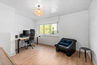 <p>Deze goed gelegen hoekwoning bevindt zich in de <strong>kern van Rumst</strong> en combineert een ruime gezinswoning met een afzonderlijke handels- of praktijkruimte. Dankzij de aparte toegangen is het pand bijzonder geschikt voor wie <strong>wonen en werken wil combineren</strong>, maar ook voor een zelfstandige activiteit, praktijk of investering.</p><p></p><p><strong>Richtprijs: €379.000<br />Beschikbaarheid: vanaf akte <br />Elektriciteit Conform ARE</strong><br /></p><p><strong>Handelsruimte - ca. 52m²</strong></p><p>De voormalige handelsruimte, momenteel verhuurd en in gebruik als <strong>schoonheidssalon</strong>, beschikt over een oppervlakte van ongeveer <strong>52 m²</strong> en een <strong>volledig afzonderlijke inkom</strong>. Hierdoor kan de commerciële ruimte onafhankelijk van de woning worden gebruikt.</p><p> </p><p>De woning beschikt eveneens over een <strong>afzonderlijke inkom</strong> en omvat op het gelijkvloers een aangename leefruimte. De woonkamer staat rechtstreeks in verbinding met de eetkamer en sluit aan op de <strong>vernieuwde, afzonderlijke keuken</strong>.</p><p>Verder bevindt zich op het gelijkvloers een ruime badkamer, uitgerust met <strong>toilet, douche en lavabo</strong>, die doorheen de jaren werd vernieuwd. Er is bovendien voldoende ruimte om eventueel nog een <strong>bad te plaatsen</strong>.</p><p>Aansluitend aan de keuken vinden we een praktische <strong>bijberging/wasberging</strong>, met rechtstreekse toegang tot de <strong>koer/het terras</strong>.</p><p> </p><p>De verdieping biedt een verrassend ruime indeling en omvat momenteel:</p><ul><li><p><strong>3 slaapkamers</strong></p></li><li><p><strong>Dressingkamer</strong>, die eventueel als 4de slaapkamer kan worden ingericht</p></li><li><p>Centrale ruimte met mogelijkheid tot inrichting van een <strong>extra badkamer met toilet en lavabo</strong></p></li><li><p>Afzonderlijke bergruimte/zoldergedeelte</p></li></ul><p>De woning is <strong>instapklaar</strong> en biedt dankzij de ruime indeling nog verschillende mogelijkheden om ze verder af te stemmen op de noden van een gezin.</p><p><br />De woning is zeer centraal gelegen in Rumst, op wandelafstand van diverse voorzieningen. Het nabijgelegen <strong>park, basketbalplein en de speeltuin</strong> vormen een bijzondere troef voor gezinnen met kinderen.</p><p>Daarnaast zijn er in de onmiddellijke omgeving voldoende <strong>parkeermogelijkheden en allerhande dagelijkse voorzieningen</strong>.<br /></p><p><strong>Extra troef - gevelwerken voorzien</strong></p><p>De geplande <strong>gevelwerken, waaronder de aanpassing van het houtwerk</strong>, worden voorzien tegen <strong>10/2026</strong>. Deze werken zullen nog <strong>volledig door de verkoper worden bekostigd</strong>.</p><h3></h3>