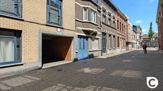 <p><span>Ruime autostaanplaats te koop op een afgesloten parkeerterrein. De autostaanplaats wordt afgeschermd door een automatische poort die met afstandsbediening kan geopend worden.</span></p><p><span> </span></p><p><span>Interessant voor zowel eigen gebruik als investering! Contacteer ons voor meer info.</span></p>