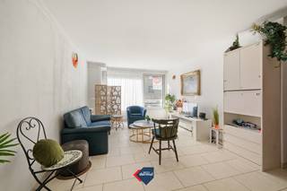Bent u op zoek naar een appartement op een centrale ligging? Dan is dit appartement met 1 slaapkamerappartement gelegen op de eerste verdieping van Residentie North precies wat u zoekt. De lichtrijke woonkamer vormt samen met de halfopen keuken een aangename leefruimte waar het heerlijk vertoeven is. Achteraan bevindt zich een ruime slaapkamer, die rechtstreeks uitgeeft op een royaal terras. Dankzij de praktische indeling is dit appartement perfect als vaste woonst, tweede verblijf aan zee of als interessante investering. een extra troef is de parkeerplaats in het gebouw die optioneel kan worden aangekocht, wat in het centrum van Oostende een absolute meerwaarde is. Interesse? Neem vandaag nog contact met ons op voor meer informatie of een bezichtiging en ontdek zelf dit aantrekkelijke appartement.