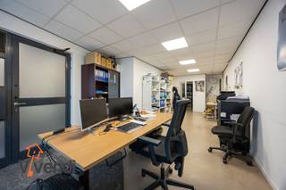 <strong>Handelspand met 2 etalages op topligging in Turnhout</strong><br />Dit uitzonderlijk ruim en lichtrijk doorloop handelspand is gelegen op een absolute toplocatie in de Leopoldstraat te Turnhout, een levendige en aantrekkelijke winkelstraat met een uitstekende passage.<br /><strong>Met een bruikbare handelsoppervlakte van ca. 260 m²</strong> biedt dit pand tal van mogelijkheden voor uiteenlopende commerciële activiteiten. Dankzij de twee etalages geniet u van maximale visibiliteit en een aantrekkelijke uitstraling naar het publiek toe.<br />De open en flexibele indeling maakt het pand uitermate geschikt voor diverse concepten, zoals een boetiek, speciaalzaak, conceptstore, horeca of showroom. Momenteel is de ruimte ingericht als een ruime open winkelruimte, met achteraan toegang tot een praktische kitchenette, sanitaire voorzieningen en een doorgang naar <strong>de privatieve parking.</strong><br />Een bijkomende troef is de mogelijkheid tot <span>drie achterliggende parkeerplaatsen</span> – ideaal voor personeel of klanten. Bovendien bevinden zich meerdere publieke parkings in de onmiddellijke omgeving, wat de bereikbaarheid aanzienlijk verhoogt.<br />Kortom, een veelzijdig handelspand op een strategische ligging met tal van opportuniteiten voor ondernemers.<br /><strong>Beschikbaar vanaf 01/11/2026.</strong><br />Zoals gebruikelijk bij handelshuur, komt de onroerende voorheffing bovenop de maandelijkse huurprijs.<br />Interesse in dit unieke pand? <br />Contacteer ons vandaag nog voor meer informatie of een bezoek ter plaatse.