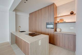 In residentie AM51, gelegen aan de Amerikalei 51, bieden we dit instapklare en smaakvol afgewerkte appartement te koop aan. Het gebouw ondergaat momenteel een vernieuwing. Dit appartement behoort tot de eerste volledig afgewerkte units in het project – een unieke kans om nu al te wonen in een vernieuwd gebouw dat binnenkort volledig tot zijn recht komt.<br /><br />Met een bewoonbare oppervlakte van ca. 82 m² geniet u van een ruime en lichtrijke leefruimte met een open keuken, coffeecorner en centraal eiland. De maatwerkkeuken in notelaar, afgewerkt met een travertin werkblad, is uitgerust met alle nodige toestellen en vormt een echte eyecatcher die perfect aansluit bij de leefruimte.<br /><br />Verder beschikt het appartement over één comfortabele slaapkamer, een stijlvolle badkamer, een apart gastentoilet, een praktische vestiairekast en een ruime berging met aansluiting voor wasmachine en droogkast. Het appartement behaalt bovendien een gunstig EPC-label A, wat bijdraagt aan een energiezuinig en comfortabel woonklimaat.<br /><br />Privatieve kelderberging inbegrepen. <br /><br />De ligging is een absolute troef. Amerikalei 51 bevindt zich op een uitstekende locatie nabij het Zuid en de Marnixplaats, één van de meest levendige buurten van Antwerpen. Tal van restaurants, cafés, winkels en boetieks bevinden zich op wandelafstand, evenals een vlotte verbinding naar het stadscentrum en belangrijke invalswegen. Parkeren kan eenvoudig voor de deur met een bewonerskaart. Voor het gebouw zijn 4 openbare laadpunten.<br /><br />Bent u op zoek naar een kwalitatief afgewerkt appartement op een topligging in Antwerpen? Dan is dit een opportuniteit die u niet wil missen. Contacteer ons voor meer informatie of een bezoek.