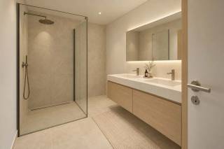 Dit charmante gelijkvloerse nieuwbouwappartement in Kluisbergen biedt een comfortabele leefruimte van 113 m², ideaal voor gezinnen of wie op zoek is naar een ruim verblijf. Het appartement beschikt over drie gezellige slaapkamers, perfect voor zowel rust als privacy, en heeft een aparte private ingang voor extra zelfstandigheid.<br /><br />De badkamer is functioneel en verzorgd, waardoor u elke dag in alle comfort kunt beginnen. Daarnaast beschikt het appartement over een carport en een private berging in de kelder, wat extra gemak en opbergruimte biedt. Twee ruime terrassen maken dit appartement compleet en zorgen voor aangename buitenruimtes om te ontspannen.<br /><br />Gelegen in een rustige en aangename buurt van Kluisbergen, combineert dit appartement rust met nabijheid van lokale voorzieningen. Een uitstekende keuze voor wie op zoek is naar een appartement waar wonen, comfort en privacy centraal staan.