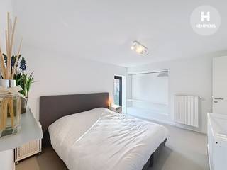 Ontdek deze instapklare en volledig gerenoveerde woning gelegen in het charmante Sint-Idesbald, op een toplocatie nabij zee, duinen en gezellige horeca.<br /><br />Deze uitzonderlijke eigendom werd tot in de puntjes vernieuwd met hoogwaardige materialen en combineert luxe, comfort en ruimte. Ideaal als tweede verblijf of ruime gezinswoning.<br /><br />De woning beschikt over:
<ul>
	<li>5 volwaardige slaapkamers, elk met voldoende ruimte en lichtinval</li>
	<li>5 moderne badkamers, afgewerkt met kwalitatieve materialen</li>
	<li>Een lichtrijke leefruimte met open keuken</li>
	<li>Volledig stijlvol ingericht en gemeubeld (inbegrepen in de prijs)</li>
</ul>
<br />Dankzij de energiezuinige renovatie (EPC A) en de aanwezigheid van 12 zonnepanelen, geniet u van een duurzame en toekomstgerichte woning met lage energiekosten.<br /><br />Extra troeven:
<ul>
	<li>Volledig vernieuwd (technieken, afwerking en inrichting)</li>
	<li>Instapklaar</li>
	<li>Gelegen in een rustige, gegeerde buurt nabij strand en centrum</li>
	<li>Hoog afwerkingsniveau en hedendaags comfort</li>
</ul>
<br />Een unieke opportuniteit aan de Belgische kust voor wie op zoek is naar kwaliteit en zorgeloos wooncomfort.<br /><br />👉 Interesse? Contacteer ons vandaag nog voor meer info of een bezoek!