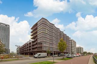 Geborgen tussen de Stad en de Stroom, in nieuwe residentie Huis aan de Kade naar het ontwerp van Robbrecht en Daem architecten op het Nieuw Zuid.<br /><br />Levendigheid en intimiteit, weidsheid en geborgenheid, Huis aan de Kade heeft deze facetten van het stadsleven allemaal kunnen verenigen.<br />Gelegen op de hoek van de promenade, geniet u van verre zichten over de Schelde. Het nieuwe Kaaipark met stadsbos zal tevens deel uitmaken van het uitzicht. <br /><br />Lichte leefruimte vloeit naadloos over in een royaal terras met adembenemende zichten over de Schelde, Kaaien en de Stad. Een open keuken met marmeren afwerking biedt alle comfort. De mastersuite omvat een slaapkamer met aansluitend dressing en badkamerruimte. <br /><br />Een kelderberging en autostaanplaats verhogen uw wooncomfort en zijn inbegrepen in de verkoopprijs. <br /><br />Verkoop onder BTW<br /><br />Bijzonderheden<br />- Frontaal aan de Schelde<br />- Royale terrassen<br />- Op het Nieuw Zuid