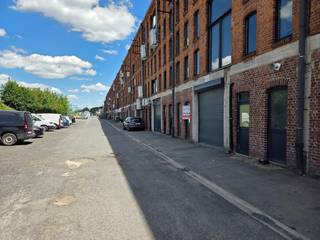 Magazijn van 220m² op commercieel centrum Pottelberg, met mogelijkheid tot twee bureau's. Automatische poort +/-2m80 hoog, sanitair blok aanwezig. Gratis parking, vlotte bereikbaarheid. <br /><br /> Interesse? Bel of mail Jasper 0479/27 71 92 - jasper@immopottelberg.be