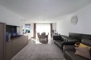 Schitterende gesloten recente woning te huur gelegen langs de Oude Oekensestraat te Rumbeke.<br />Deze woning beschikt over alle nodige hedendaagse comfort en is bovendien bijzonder energiezuinig!<br />De buurt is er uiterst rustig en kindvriendelijk, nabij winkels, scholen en op enkele minuten van de autostrade en nieuw ziekenhuis.<br />De woning is volledig afgewerkt en beschikt over zonnepanelen.<br /><br />Het gelijkvloers bestaat uit een inkom, gastentoilet, lichtrijke leefruimte met open keuken.<br />Het verdiep telt drie slaapkamers, berging, toilet en badkamer met inloopdouche.<br />Bij de woning hoort ook een carport en er is een gemeenschappelijke fietsenberging voorzien.<br /><br />Beschikbaar vanaf november<br />Huurprijs €975 per maand.