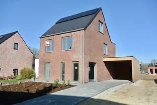 Nieuwbouwwoning in een nieuw woonproject met 5 slaapkamers !Inkom , apart toilet , woonkamer met open keuken , berging . Verdiep : Nachthal , 4...
