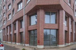 Welkom in Québec Residence!<br /><br />De Québec Residence is het allerlaatste puzzelstuk van het prestigieuze project Cadix, een mooi samenspel van enkele staaltjes knappe architectuur.<br />Met een ligging op de kruising van het befaamde Eilandje en de maritieme Cadixwijk kunnen we hier werkelijk van een droom locatie spreken. Alle courante diensten zijn op wandelafstand te vinden, openbaar vervoer stopt voor de deur en grote invalswegen zijn binnen handbereik te vinden.<br />Ook voor sport en ontspanning is dit een ideale locatie, groen kan je volop opdoen aan het naastgelegen Schengenplein, het Belvédère park of in Park Spoor Noord. Heerlijke horeca, cultuurhuizen en verfijnde winkels in de omgeving maken deze locatie af. <br /><br />In dit project hebben we nog een handelsruimte, gelegen op een uiterst zichtbare hoek, bestaande uit een gelijkvloerse ruimte met mezzanine, samen +/-211m², in de aanbieding.<br />Deze ruimte wordt casco opgeleverd en kan nog ingericht worden naar eigen wens.<br /><br />Verkoop onder het stelsel van registratierechten voor wat betreft het grondaandeel, BTW voor wat betreft de constructie.<br />Contacteer geheel vrijblijvend ons kantoor voor meer informatie of een bezoek ter plaatse en ontdek zo de verschillende mogelijkheden. <br /><br />EPB-startverklaring beschikbaar.<br />Stedenbouwkundige inlichtingen: vg, gvv, wg, gvkr, gmo<br />P-score: A<br />G-score: A