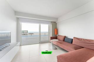 Droom je ervan om elke dag te ontwaken met zicht op de zee? 🌅<br /><br />Ontdek dit instapklare gelijkvloers appartement op de Zeedijk in Mariakerke – waar stijl, comfort en ligging naadloos samenkomen. <br /><br />🏡 Indeling:<br /><br />Stap binnen in de lichtrijke woonkamer met eetplaats en geniet van het adembenemende zeezicht – rechtstreeks vanop je terras of gewoon vanuit je zetel. 🌊☕ De splinternieuwe open keuken is volledig uitgerust met moderne toestellen 🍳: vaatwasser, oven, stoomoven, kookplaat en dampkap. Ideaal voor wie houdt van koken in stijl! 👨🍳<br /><br />Verder vind je een praktische berging met aansluiting voor wasmachine 🧺, een apart gastentoilet, en een moderne badkamer met ruime inloopdouche 🚿 en strak lavabomeubel.<br /><br />🛏️ Slaapgedeelte:<br /><br />Het appartement beschikt over twee comfortabele slaapkamers en een slaaphoek ingericht als dressing.<br /><br />💦 Slaapkamer 1: uitgerust met een jacuzzi – pure ontspanning na een dag aan zee.<br /><br />🌫️ Slaapkamer 2: voorzien van een stoomdouchecabine, ideaal voor gasten of extra comfort.<br /><br />👗 Slaaphoek: momenteel ingericht als stijlvolle dressingruimte.<br /><br />🧳 Extra troef: een privatieve kelderruimte – handig voor fietsen of seizoensgebonden spullen. 🚲<br /><br />⚙️ Technische pluspunten:<br /><br />🔋 EPC B-label (energiezuinig)<br /><br />⚡ Elektriciteit conform AREI<br /><br />🔥 Individuele verwarming op aardgas<br /><br />📍 Toplocatie in Mariakerke (Oostende):<br /><br />Op wandelafstand van winkels 🛍️, horeca 🍽️, openbaar vervoer 🚋 en natuurlijk… het strand recht voor de deur! 🏖️<br /><br />Perfect als vaste woonst, tweede verblijf of investering aan zee. 🌅