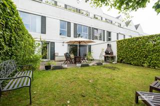 Op een steenworp van Roodebeek ontdekt u dit prachtige duplexappartement, genesteld in een residentieel afgesloten complex, in het hart van een rustige, groene en bijzonder gegeerde wijk van Sint-Lambrechts-Woluwe. U geniet van een bijzondere leefomgeving, vlakbij het openbaar vervoer, scholen, winkels en alle voorzieningen.<br /><br />Met een oppervlakte van 200 m² overtuigt deze moderne en lichte woning vanaf het eerste ogenblik door haar royale volumes, functionele indeling en kwalitatieve afwerking.<br /><br />Het gelijkvloers opent op een ruime leefruimte met een elegante woonkamer en een eetkamer die baden in natuurlijk licht, met directe toegang tot het terras en de schitterende zuidgerichte privé-tuin, zonder inkijk. Een waar toevluchtsoord, ideaal om van mooie dagen te genieten met familie of vrienden. U vindt er ook een grote onafhankelijke, volledig uitgeruste keuken die een mooi werkblad en tal van inrichtingsmogelijkheden biedt, evenals een gastvrije inkomhal.<br /><br />Een elegante trap leidt naar de eerste verdieping, waar zich drie mooie slaapkamers bevinden, een douchekamer met inloopdouche, een volledige badkamer en een nachthal.<br /><br />Deze duplex vormt een zeldzame opportuniteit voor een gezin op zoek naar een ruime, comfortabele woning, ideaal gelegen in een van de meest gewilde gemeenten van Brussel.<br /><br />Mogelijkheid tot aankoop 2 parkeerplaatsen: €39.000.<br /><br />