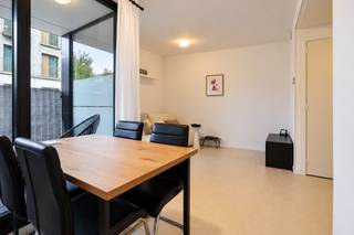 <p>Ontdek dit instapklaar 1 slaapkamer appartement in de populaire Regatta-wijk op Antwerpen-Linkeroever, waar comfortabel wonen en een vlotte bereikbaarheid hand in hand gaan. Dankzij de gunstige ligging nabij het openbaar vervoer en de belangrijkste invalswegen bereik je het stadscentrum en de omliggende gemeenten in een mum van tijd.<br /><br />Het appartement is met zorg en smaak afgewerkt en beschikt over een aparte slaapkamer en een aangename leefruimte met een praktische indeling. De moderne open keuken is uitgerust met alle nodige comfort, waaronder een vaatwasser. Verder vind je een badkamer met lavabo en douche, een apart gastentoilet en een handige wasberging.<br /><br />Een leuke extra is het terras, aansluitend aan de leefruimte en keuken. De ligging in de Regatta-wijk biedt bovendien een mooie combinatie van rust, groen en de nabijheid van stedelijke voorzieningen.<br /><br />Dankzij de verzorgde afwerking, de praktische indeling en de aantrekkelijke ligging is dit appartement een interessante opportuniteit voor zowel eigen bewoning als investering.<br /><br />Wij leiden je graag rond!</p>