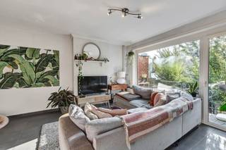 <p>Op zoek naar een woning die u volledig naar eigen smaak kunt omvormen of een interessante vastgoedinvestering op een gegeerde locatie? <br />Ontdek deze alleenstaande woning aan de Borluutstraat 11 in Sint-Denijs-Westrem, rustig gelegen op wandelafstand van het centrum en met een uitstekende verbinding naar Gent en de belangrijkste invalswegen.</p><p>De woning, gebouwd in 1962, biedt 155 m² bewoonbare oppervlakte op een perceel van 130 m² en is verdeeld over drie bouwlagen.<br />Op het gelijkvloers bevindt zich een ruime inpandige garage met rechtstreekse toegang tot de zuidoostgerichte tuin. </p><p>De eerste verdieping omvat een gastentoilet, keuken en aansluitende woonkamer met balkon en zicht op de tuin. <br />Op de tweede verdieping bevinden zich drie slaapkamers en een badkamer.</p><p>De woning vraagt verdere renovatie, maar de ramen en deuren werden grotendeels reeds vernieuwd. <br />Een mooie opportuniteit om het pand volledig naar eigen smaak in te richten.</p><p>Het pand is momenteel verhuurd, wat het eveneens interessant maakt als opbrengsteigendom.<br />Dankzij de rustige, residentiële ligging bevinden winkels, scholen, openbaar vervoer, Flanders Expo en de E40 zich op korte afstand.</p>