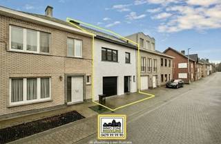 <p><span><span>Alweer VERKOCHT op 1e BEZOEKDAG. </span></span></p><p>!!AANDACHT! UPDATE 19/03/2026 - Op dit ogenblik is de agenda voor deze bezoekdag volledig volzet, alvast bedankt voor het begrip.</p><p>"ABSOLUTE TOPPER" - Afspraak ENIGE BEZOEKDAG ENKEL telefonisch via Randy Remue op 0479/99. 99. 90, meer info via Facebook "Remue Randy" - LIKE de pagina en blijf op de hoogte van alle nieuwe woningen. De stukken van de woning zijn te consulteren op www.immo-zone.be. In AALST, EREMBODEGEM, vinden we te Groenenbrielstraat 13, deze op te frissen woning met 3 slaapkamers, inpandige garage en tuin terug. Indeling: We betreden de woning via de inkomhal met gastentoilet en vaste trap naar het verdiep om vervolgens links naar de ruime garage te gaan. Terug in de inkomhal gaan we dan naar de leefruimte met aansluitend de volledig geïnstalleerde keuken. Van hieruit hebben we toegang tot de zuidwest gerichte tuin. Op het 1e verdiep vinden we de 3 slaapkamers terug, net als het afzonderlijke toilet en de badkamer. De woning beschikt tevens over een ruime reeds geïsoleerde zolder. Deze woning is een ABSOLUTE TOPPER voor starters, gezinnen of investeerders. Gelegen vlakbij winkels, scholen, openbaar vervoer en op slechts 1 km van de autosnelweg. <br />P-score: C / G-score: A. VOOR ZEER SNELLE BESLISSERS!!<br />IMMO ZONE RHODELAND RANDY REMUE  0479/99. 99. 90 </p>