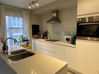 Stijlvol duplexappartement in hartje Gent.<br />In het historische stadscentrum van Gent bevindt zich dit charmante en lichtrijke duplexappartement met een praktische indeling en hedendaags comfort.<br />Op het gelijkvloers vindt u een ruime polyvalente ruimte die perfect kan dienen als bureel, hobbyruimte of extra living met slaaphoek.<br />De eerste verdieping heeft een aangename en ruime leefruimte met open indeling en directe toegang tot een zonnig terras van 15m². De moderne, volledig ingerichte keuken sluit beschikt over een praktische berging. Verder is er 1 volwaardige slaapkamer en een badkamer met douche.<br />Een belangrijk pluspunt is de privatieve autostaanplaats onder het gebouw, wat een echte meerwaarde is in het stadscentrum.<br />Dankzij de uitstekende ligging geniet u van vlotte verbindingen met het openbaar vervoer en bevindt u zich op wandelafstand van winkels, horeca en alle stedelijke voorzieningen. EPC B label, verwarming op aardgas.<br />Interesse? Contacteer ons via LS@entree.be voor een bezichtiging.Vrij vanaf 1/03/2026