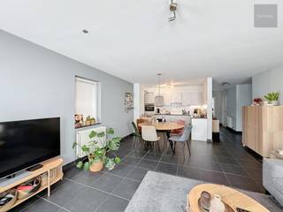 Nabij het centrum van Ooigem, treffen we dit recente gelijkvloers appartement met tuintje.<br />Het omvat;<br />* inkomsas met gastentoilet<br />* ruime living<br />* open keuken keuken met alle inbouwapparatuur<br />* berging<br />* twee slaapkamers<br />* moderne badkamer met ligbad en lavabomeubel<br />Achteraan bevindt zich het privatieve terras + tuintje, samen +/- 50m².<br />De private parkeerplaats is bij aan te kopen mits de prijs van € 15.000<br />Aangezien het appartement momenteel goed verhuurd is, is het de ideale investering.<br />Mits het respecteren van de vooropzeg van zes maanden kan het ook voor eigen gebruik.<br />Troeven : handig gelijkvloers met privaat tuintje - lage syndickosten (aparte inkom en geen liftkosten) - CV op aardgas - EPC B<br />Vraag vandaag nog uw bezoek via angelo@immo-termote.be of 0497/429.446.