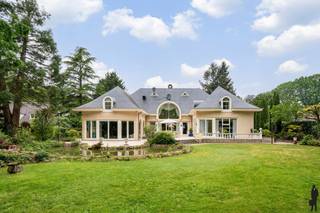 Exclusieve stijlvilla met binnenzwembad, wellness en hoogwaardige afwerking op toplocatie te EssenIn een exclusieve en residentiële villawijk te...