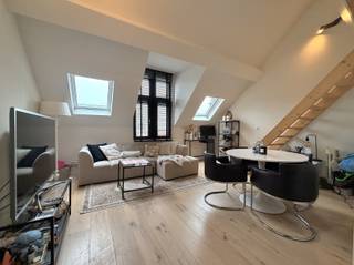 <p><span><strong>WILRIJK - Bij Nachtegalenpark</strong><span>: Mooi ppartement met 1 slaapkamer in een gerenoveerde herenwoning.</span></span></p><p><span><span> </span></span></p><p><span><span>BESCHRIJVING:</span></span></p><p><span><span> </span></span></p><p><span><span>Het appartement is gelegen op de 3°verdieping en omvat :</span></span></p><p><span><span> </span></span></p><p><span><span>Gezellige en lichtrijke leefruimte</span></span></p><p><span><span>De keuken beschikt over vaatwasser, combi-oven, koelkast met vriesvak, kookplaat en dampkap.</span></span></p><p><span><span>Badkamer met  ruime inloopdouche, lavabomeubel en toilet.</span></span></p><p><span><span>De slaapkamer is gelegen op een mezzanine en is toegankelijk via een vaste trap.</span></span></p><p><span><span> </span></span></p><p><span><span>Dit appartement is werkelijk gelegen op een </span><strong>top locatie.</strong></span></p><p><span><span>Bakker op gelijkvloers, beenhouwer naast de deur en supermarkt over de deur.</span></span></p><p><span><span>Openbaar vervoer, bus en tram vlakbij.</span></span></p><p><span><span> </span></span></p><p><span><span>BIJZONDERHEDEN:</span></span></p><p><span><span> </span></span></p><p><span><span>* Maandelijkse kosten: 25 € voor onderhoud en elektriciteit gemene delen.</span></span></p><p><span><span>* Individuele nutsvoorzieningen</span></span></p><p><span><span> </span></span></p><p><span><span> </span></span></p>